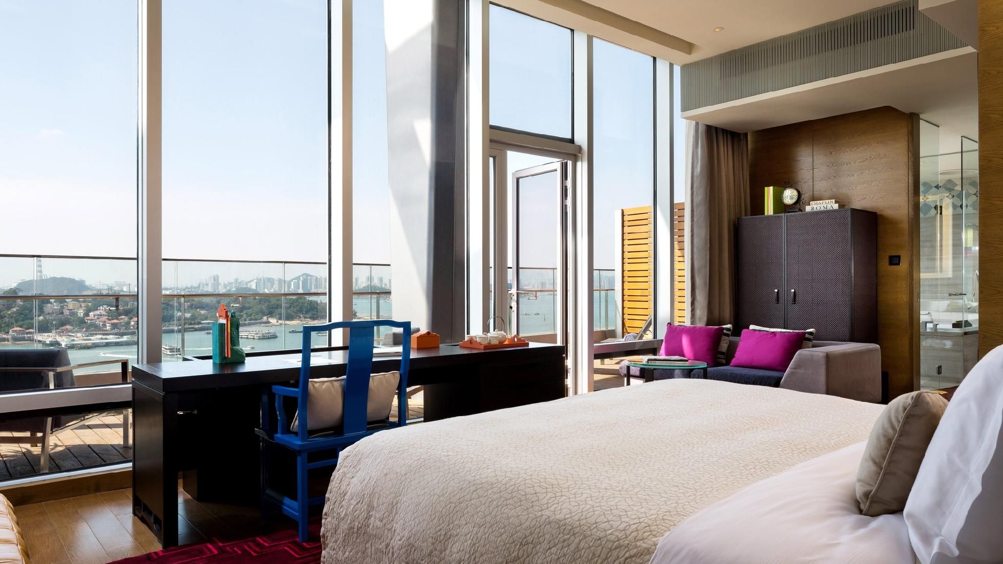 1 King Premium Sea View Balcony