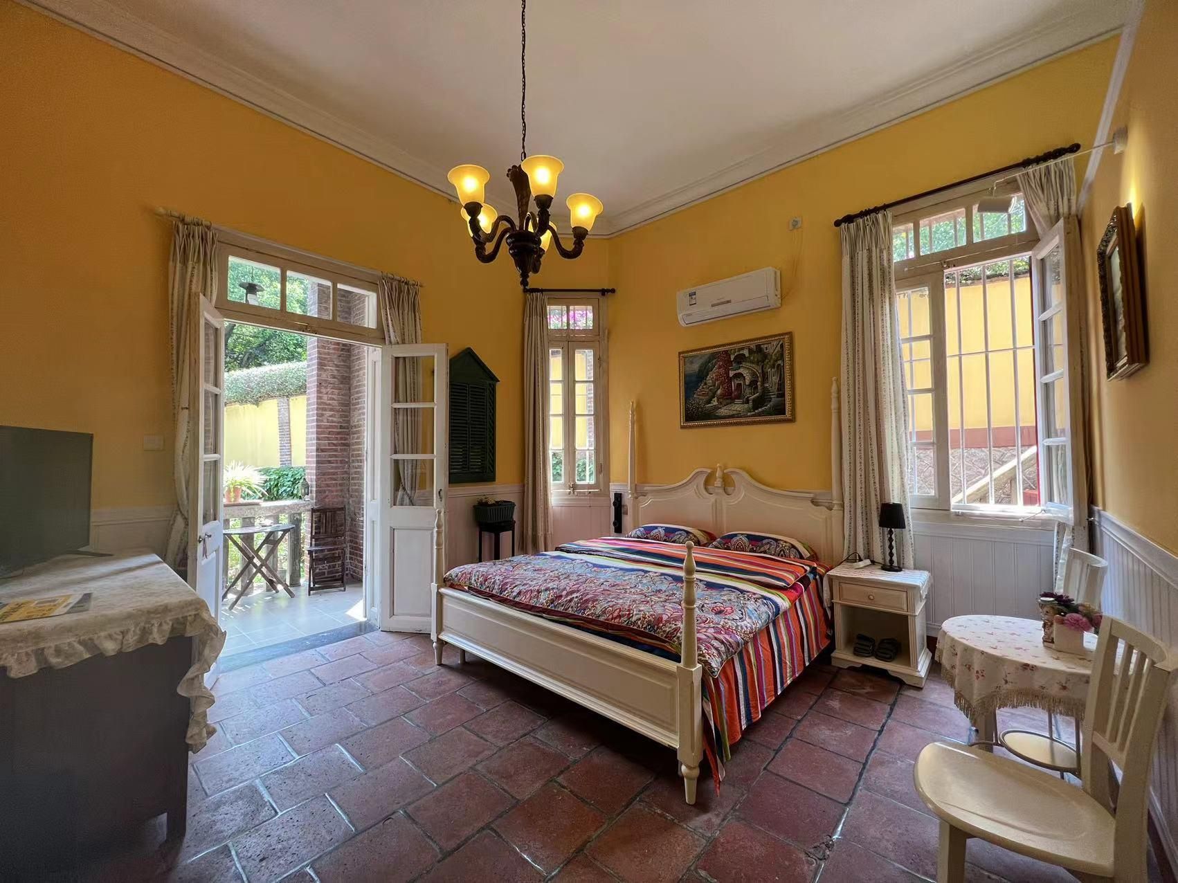 Room with Queen Bed