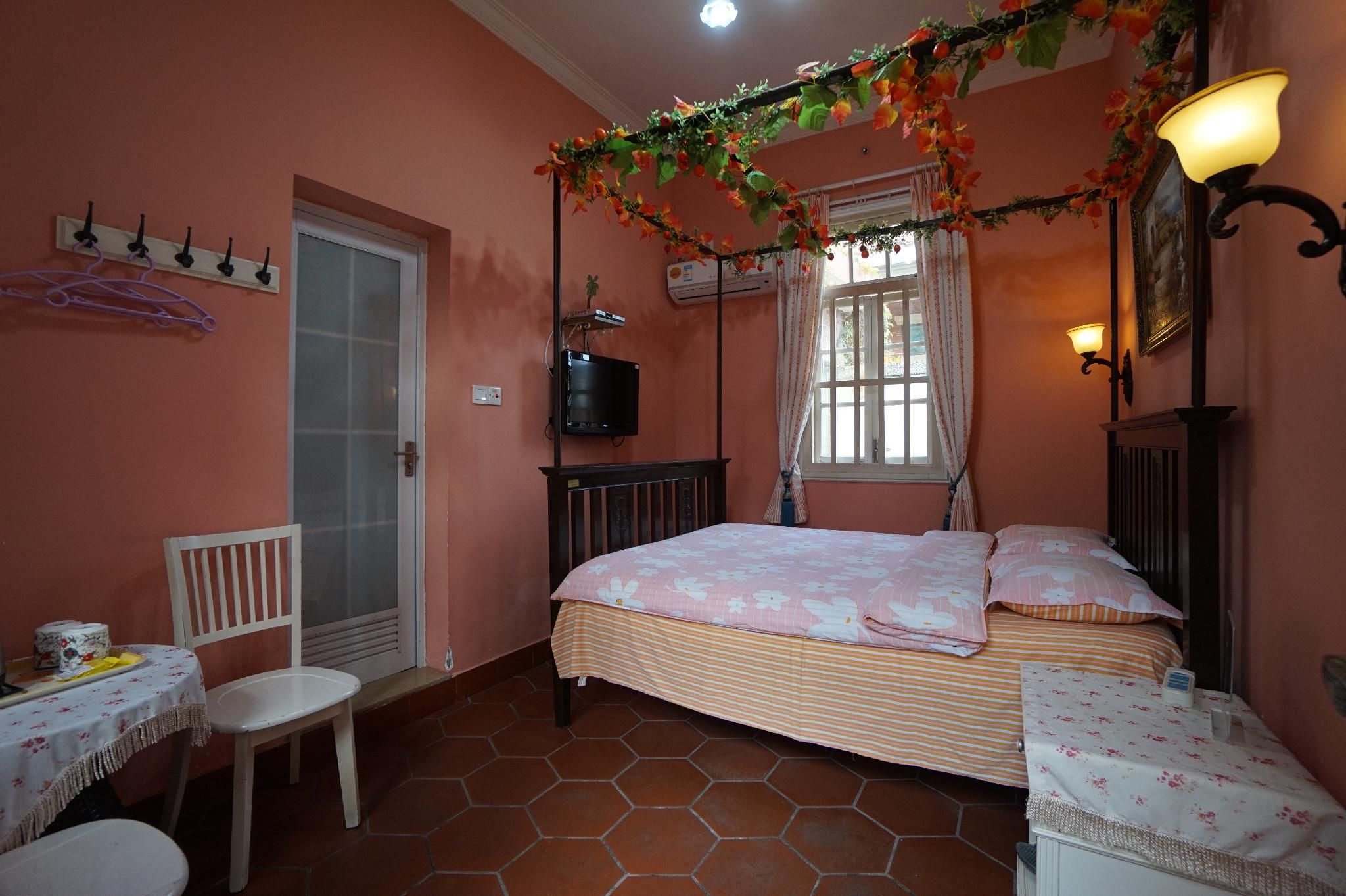 Standard Queen Room - Non-Smoking