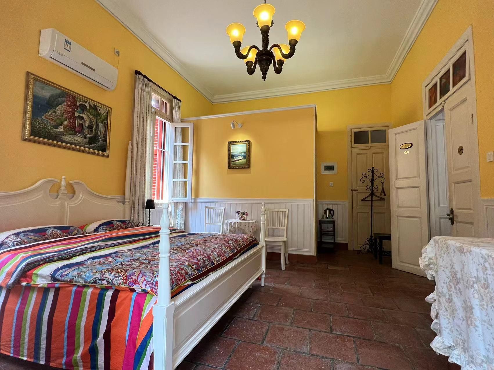 Room with Queen Bed