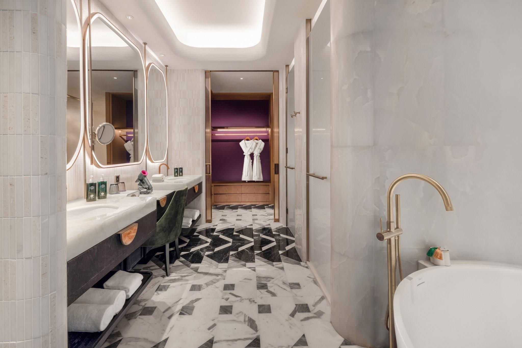 1 Bedroom Suite Dining Kitchenette Meeting