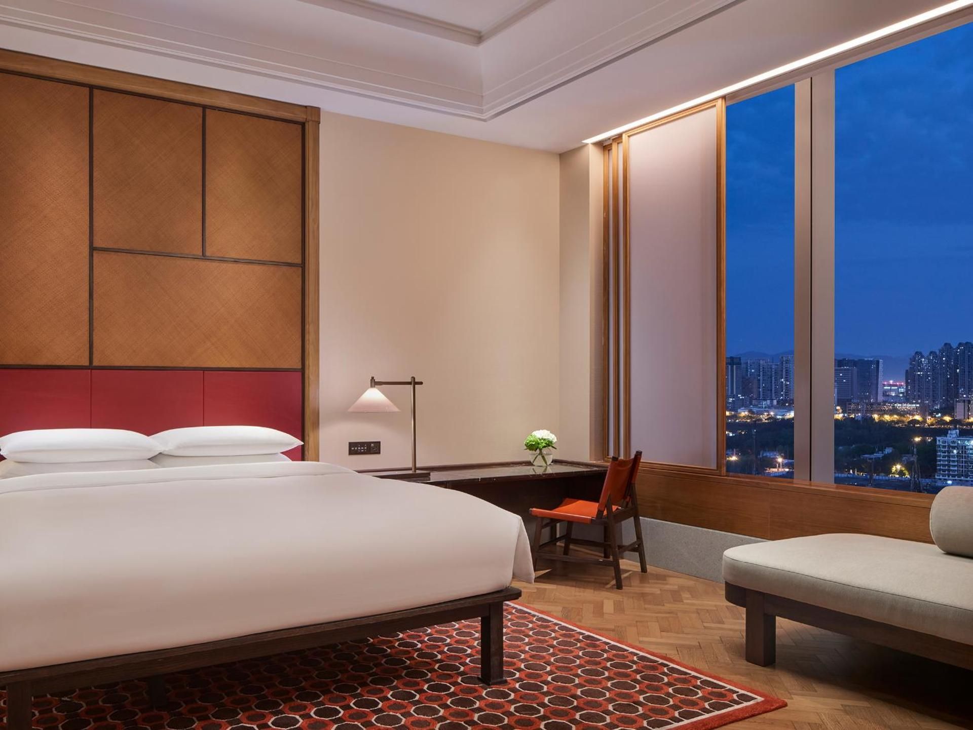 1 King Bed Pool View Premium