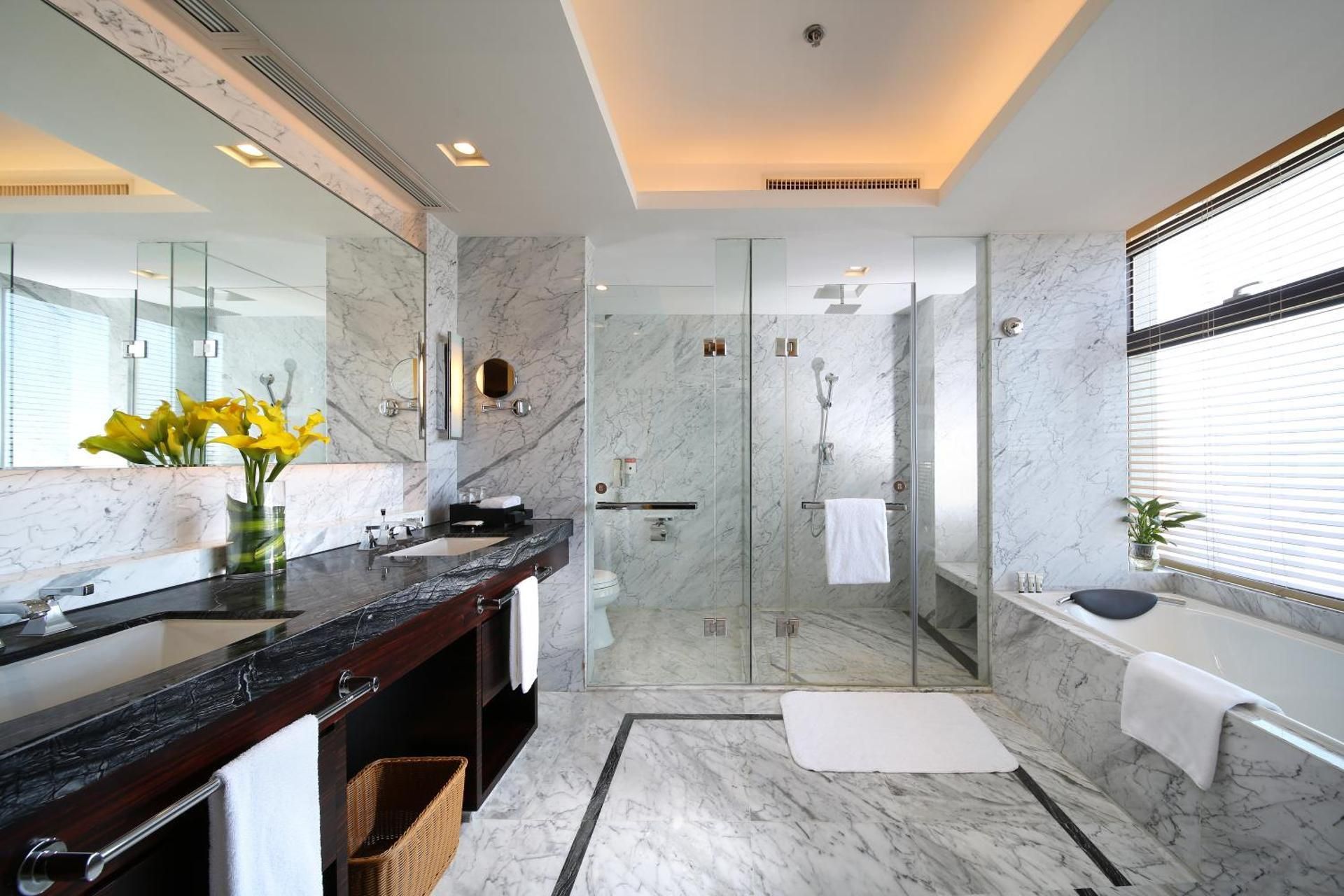 Deluxe Queen Room with Private Bathroom