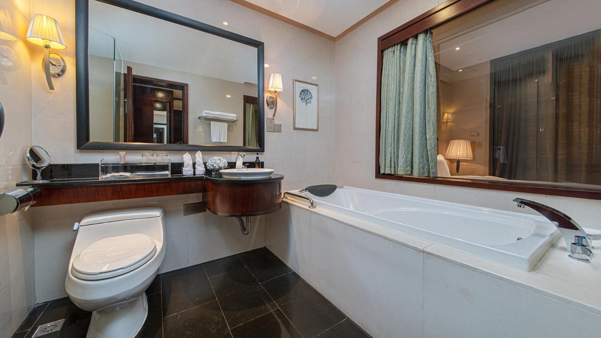 Deluxe King Room with Lake View