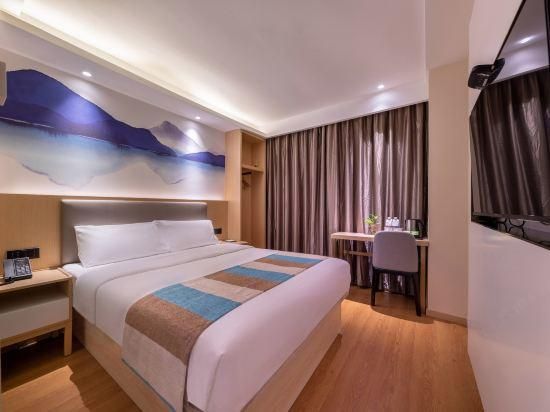 Feature Queen Room