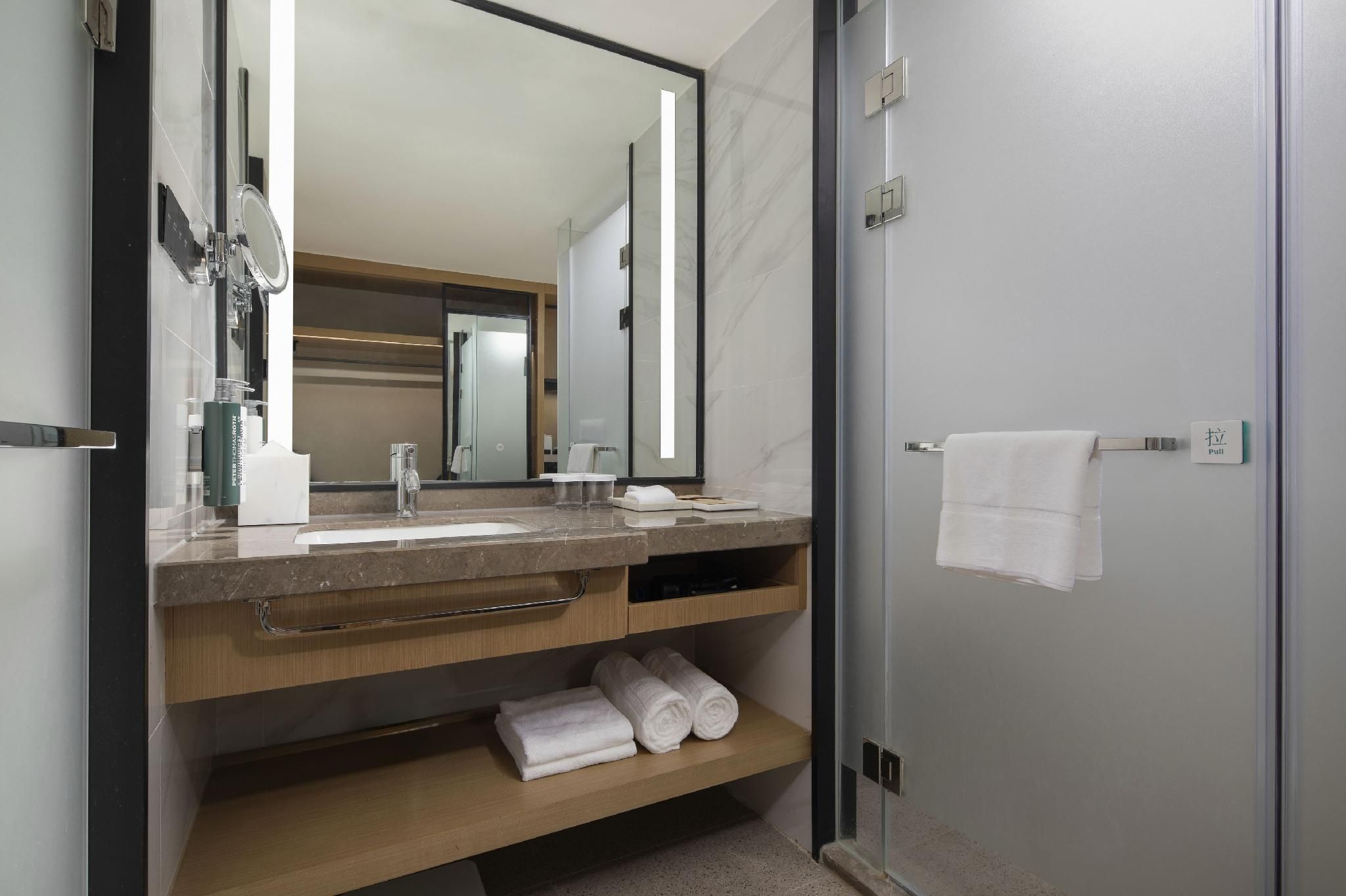 Hilton Garden Inn Xiamen Bailuzhou Park Twin Superior Room Lake View 2