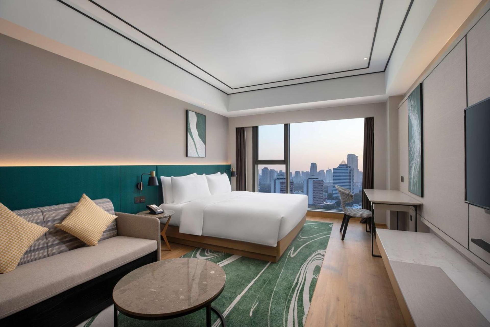 Hilton Garden Inn Xiamen Bailuzhou Park Superior King Room with Sofa Bed - Lake View
