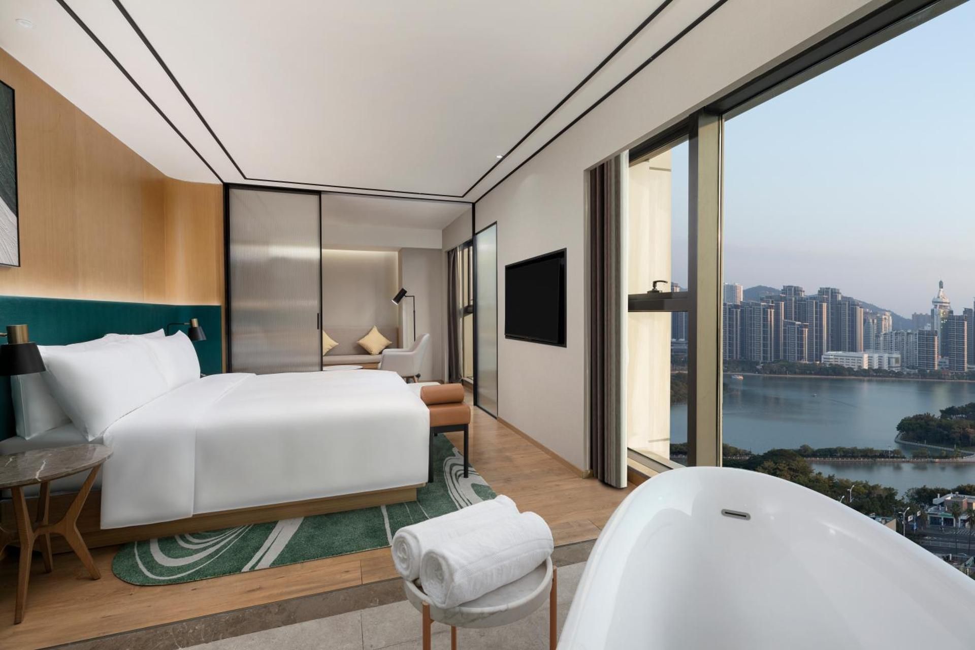 Deluxe King Suite with Lake View