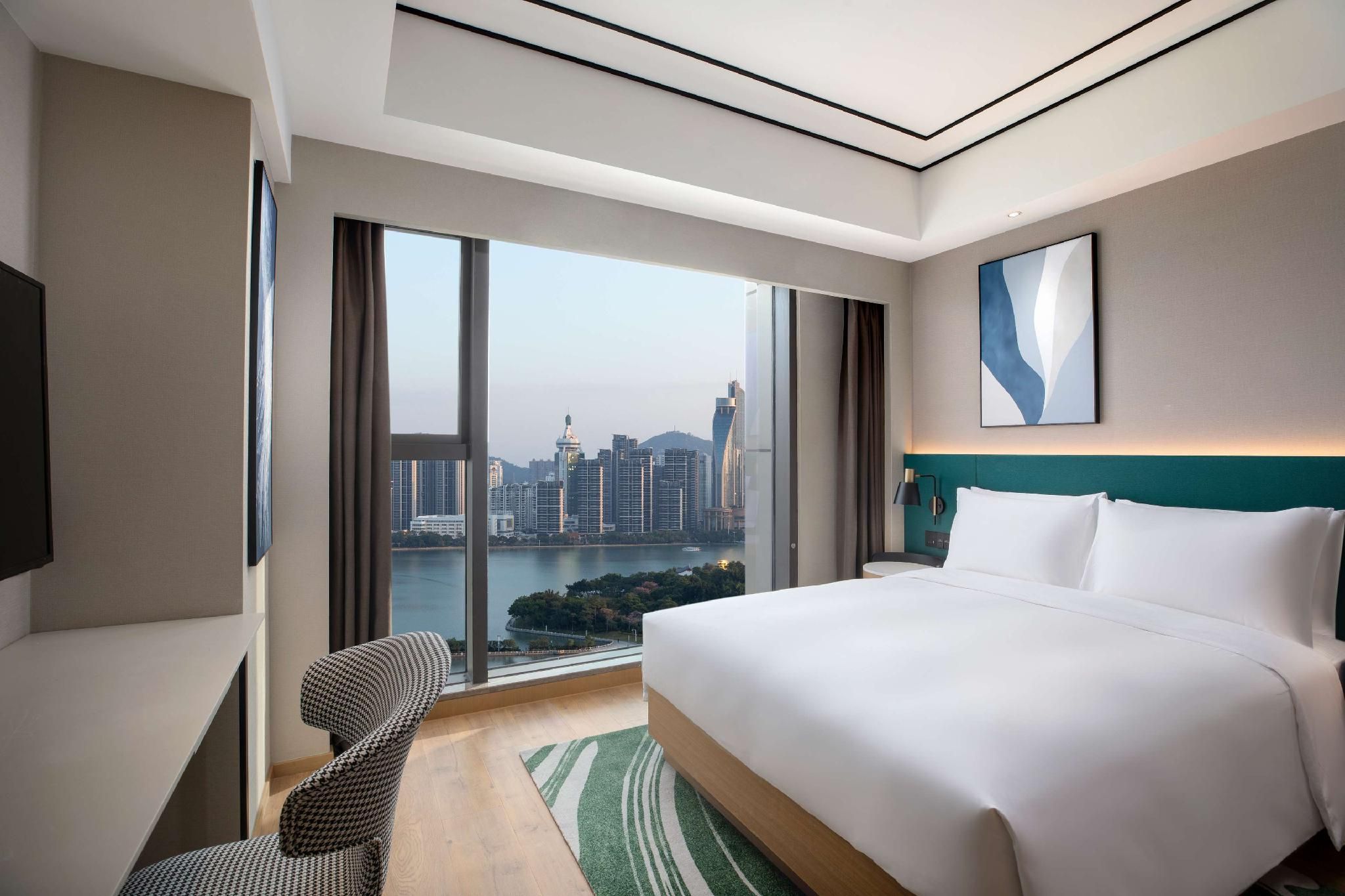 Queen Guest Room Lake View