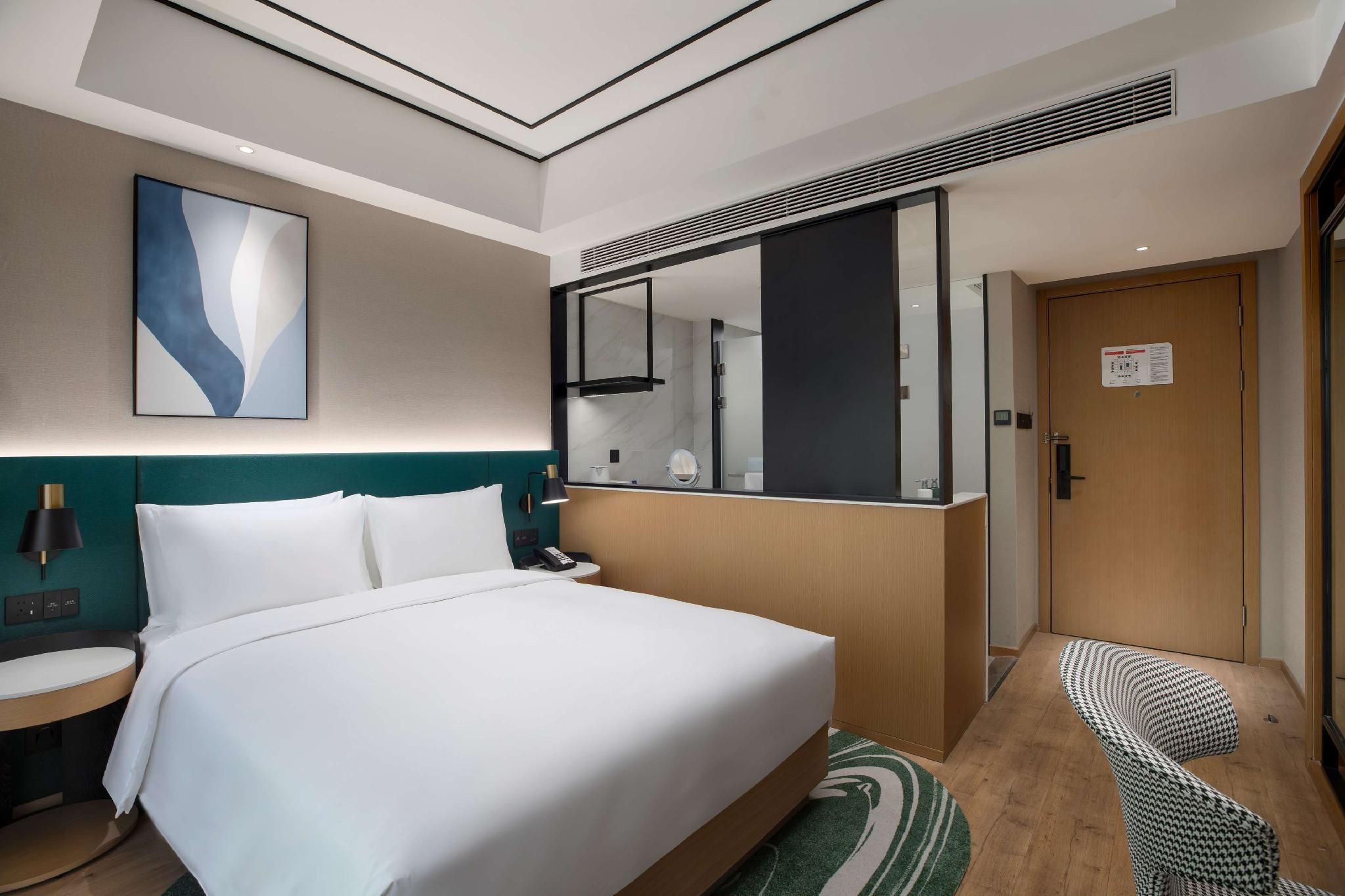 Queen Guest Room Lake View