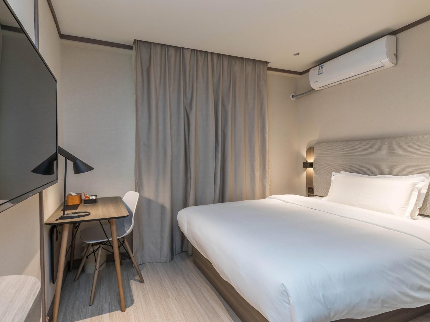 Hotel Queen Room