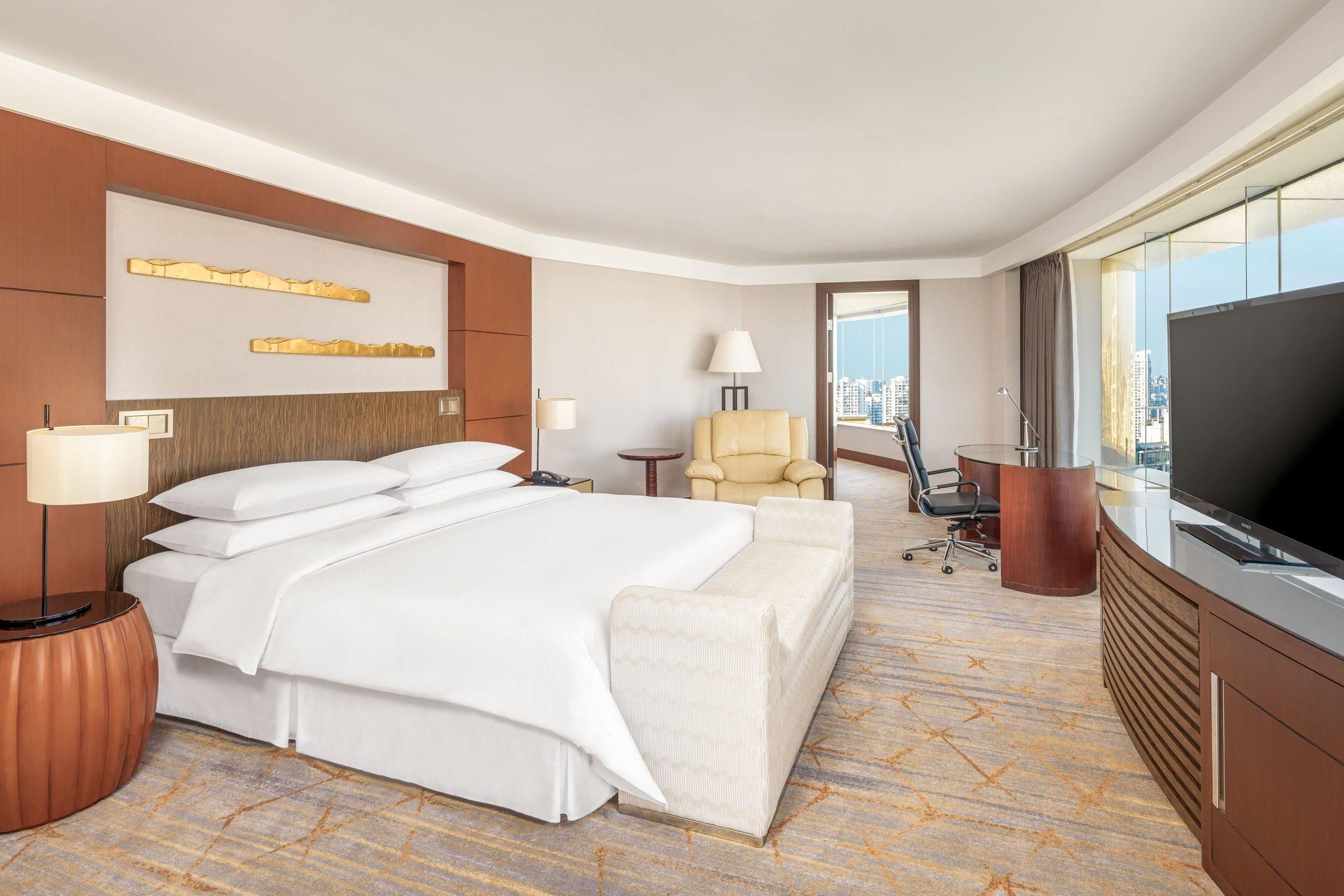 Ambassador Suite, Club level, 1 Bedroom Suite, 1 King, Skyline view, High floor