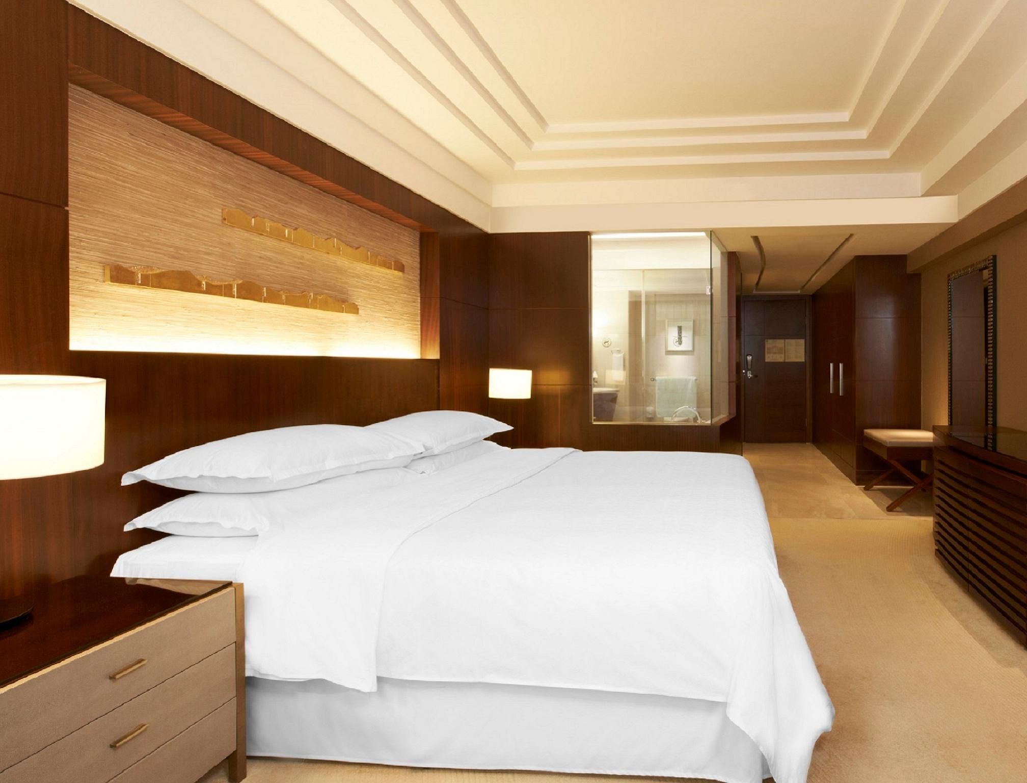 Guest room, 1 King, City view