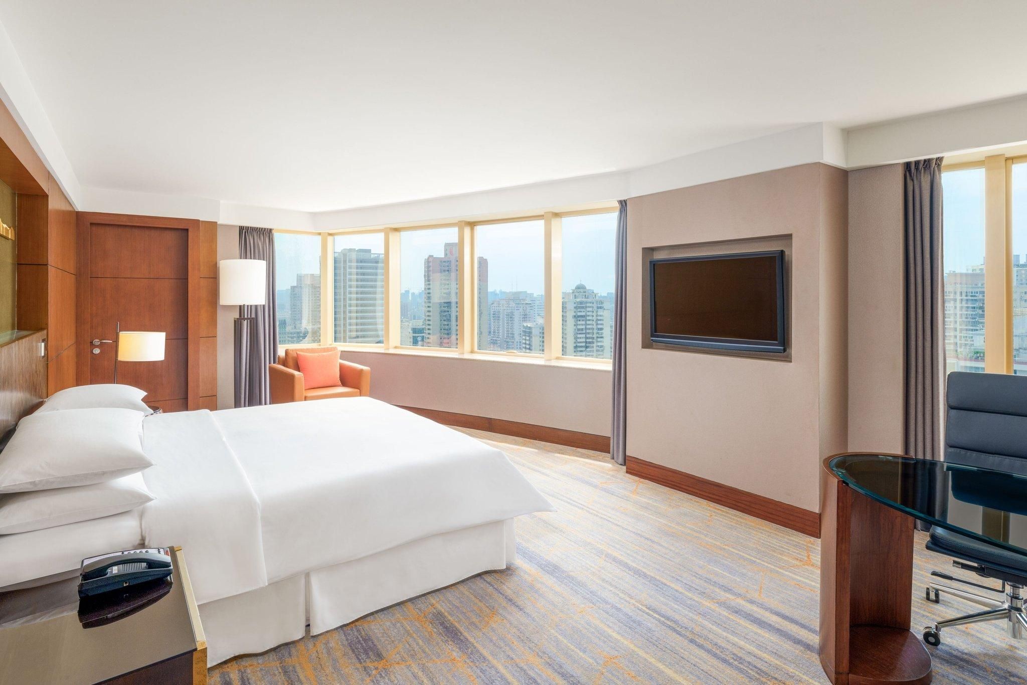 Club level, 1 Bedroom Executive Suite, 1 King, Skyline view, High floor