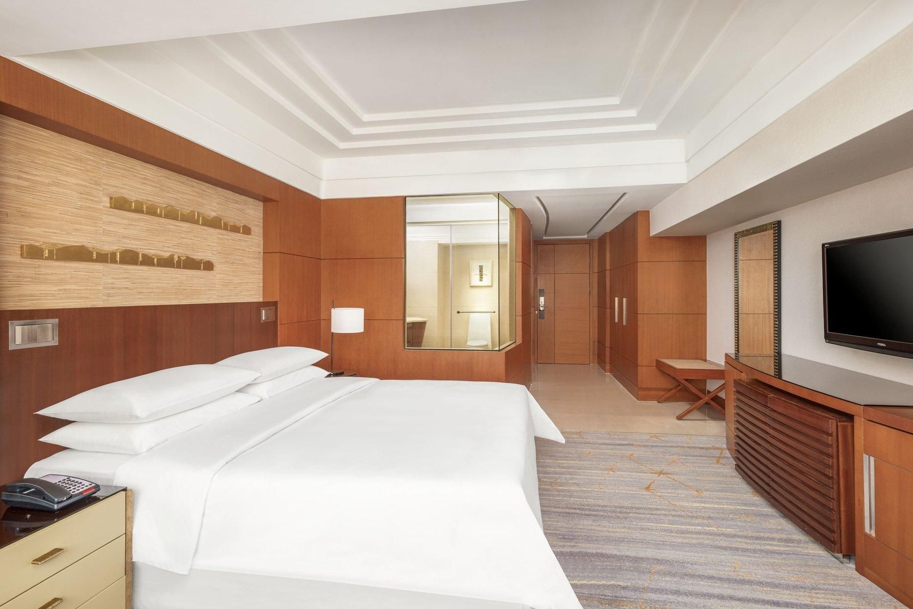 Club level, Guest room, 1 King, City view, High floor