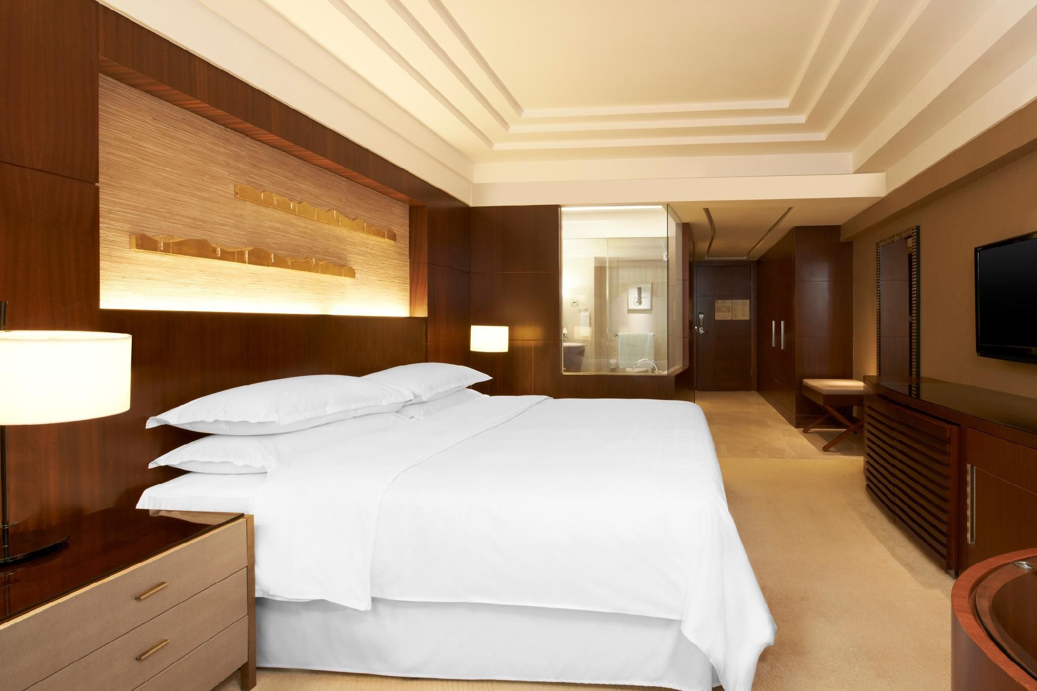 Club level, Guest room, 1 King, City view, High floor
