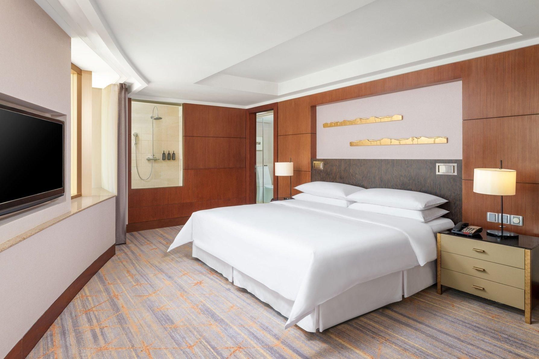 Club lounge access, 1 Bedroom Junior Suite, 1 King, City view