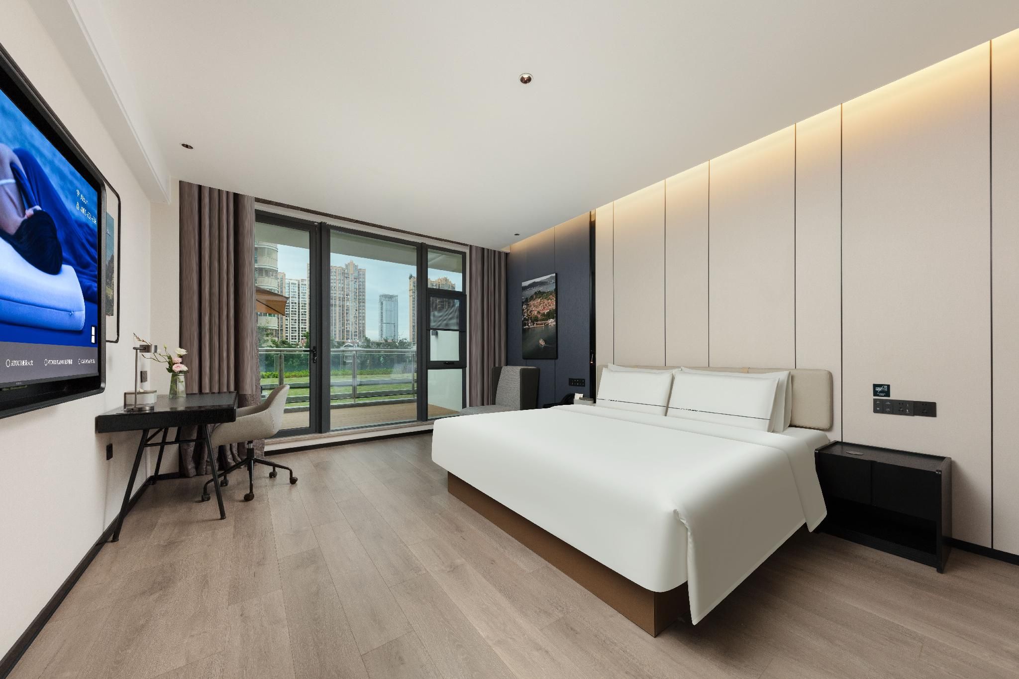Premier Courtyard Suite