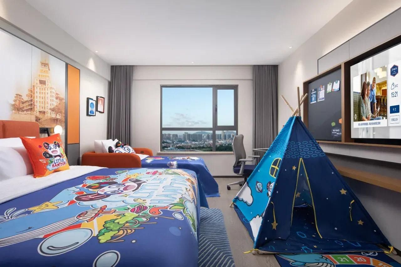 Deluxe Kids Room 3 for 2 Adults and 2 Children