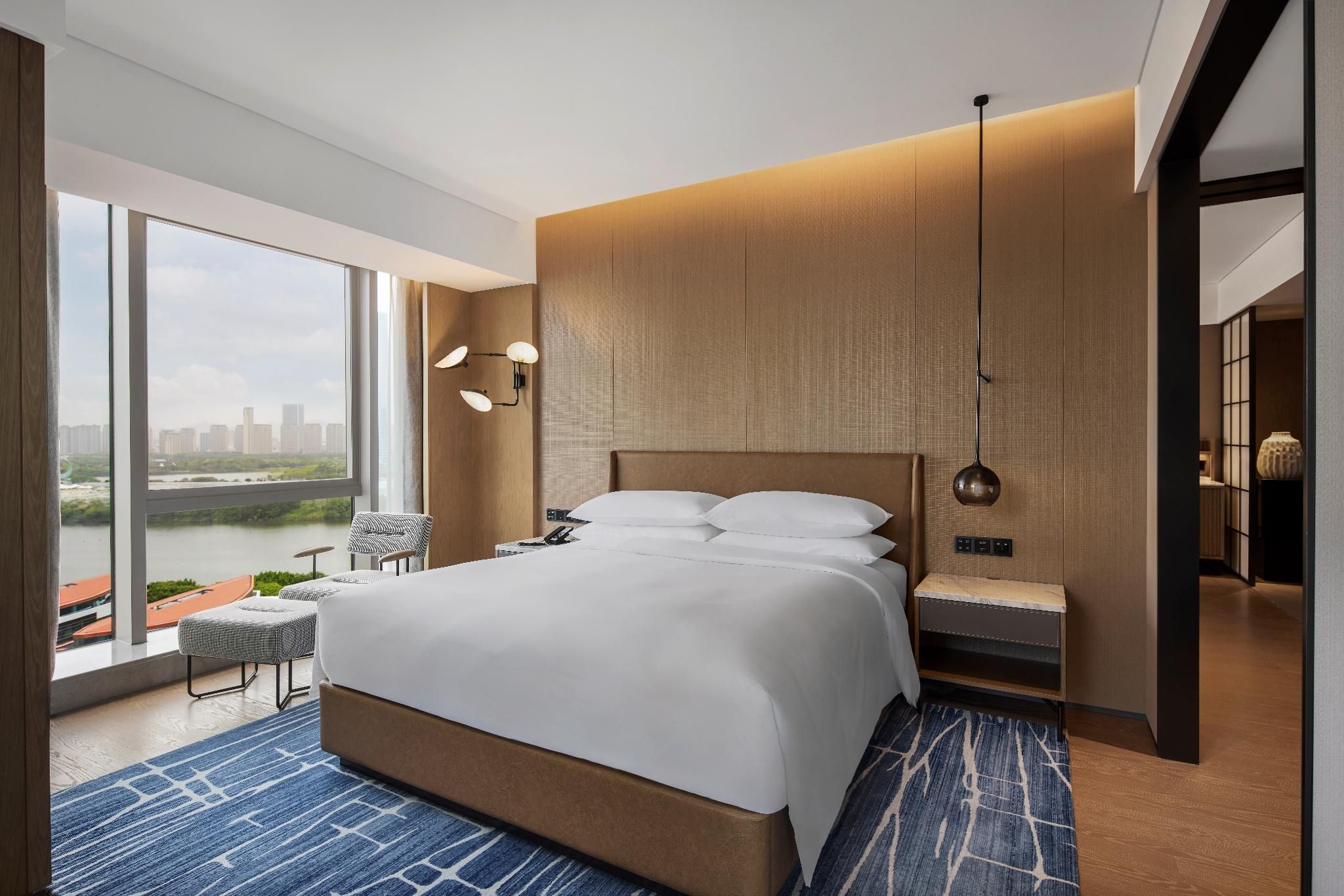 Luxury Suite, Club lounge access, Suite, 1 King, Bay view
