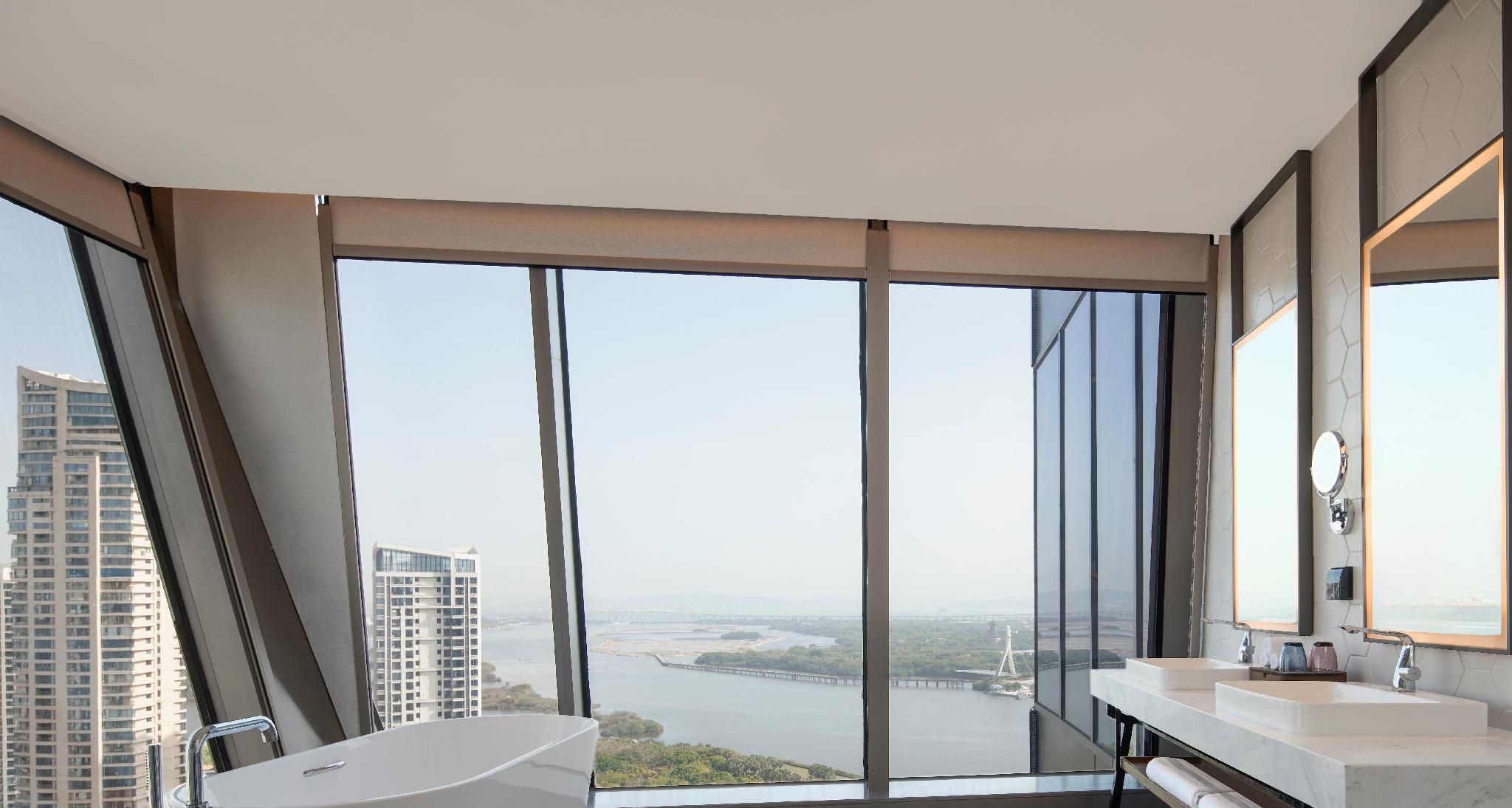 Executive Suite, Club lounge access, Suite, 1 King, Bay view