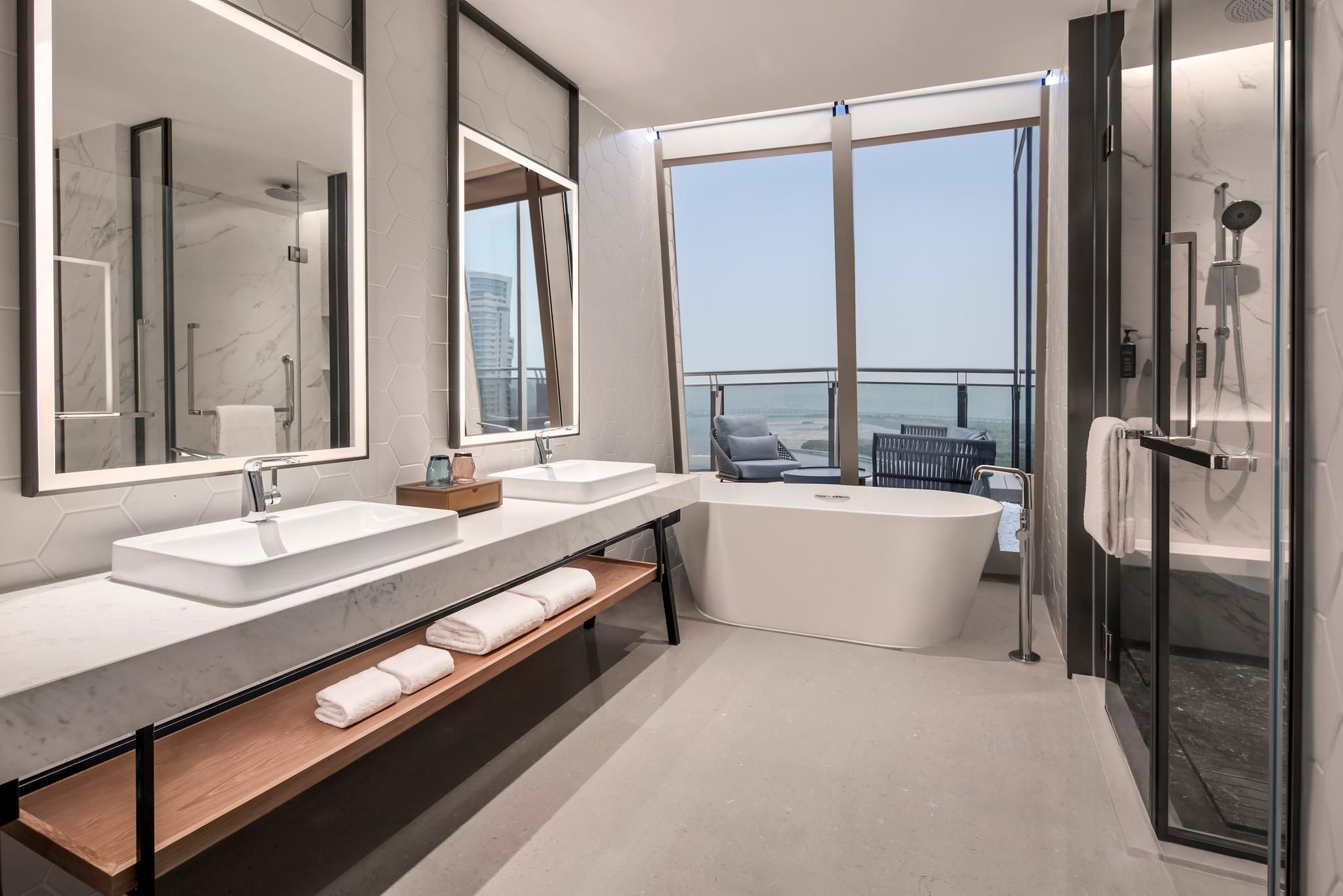 Ambassador Suite, Club lounge access, Suite, 1 King, Bay view, Balcony
