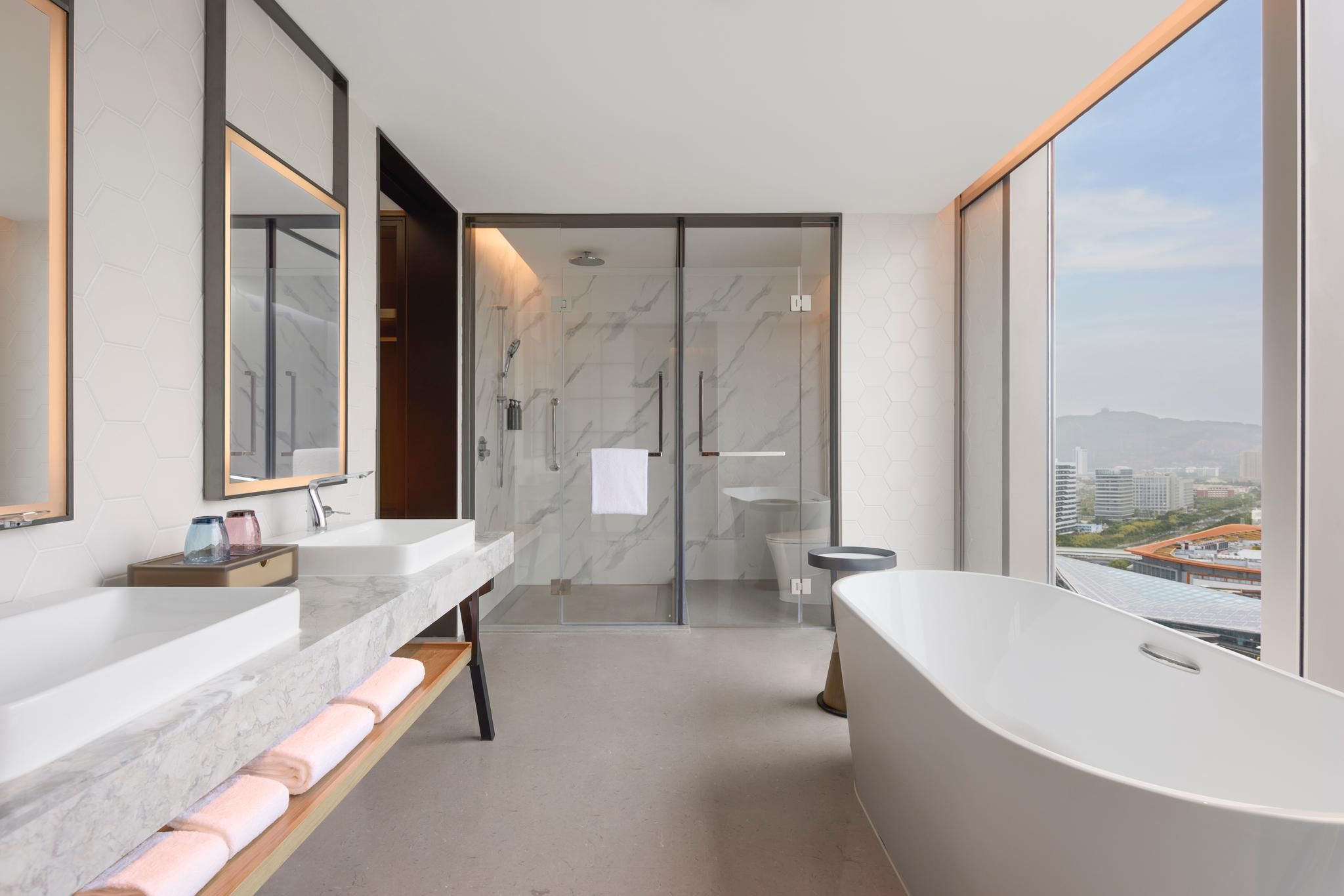 Luxury Suite, Club lounge access, Suite, 1 King, Bay view
