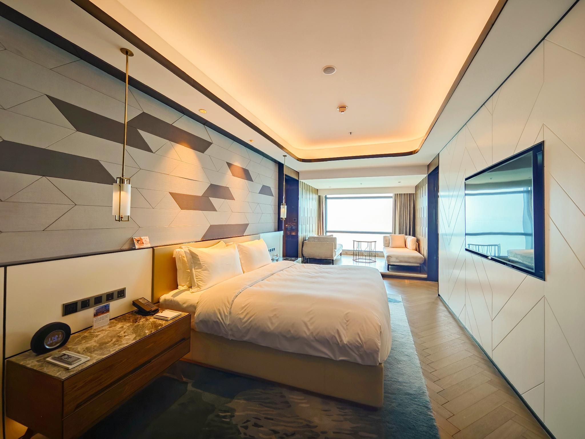 Vice Presidential Suite, 1 King, Sea view