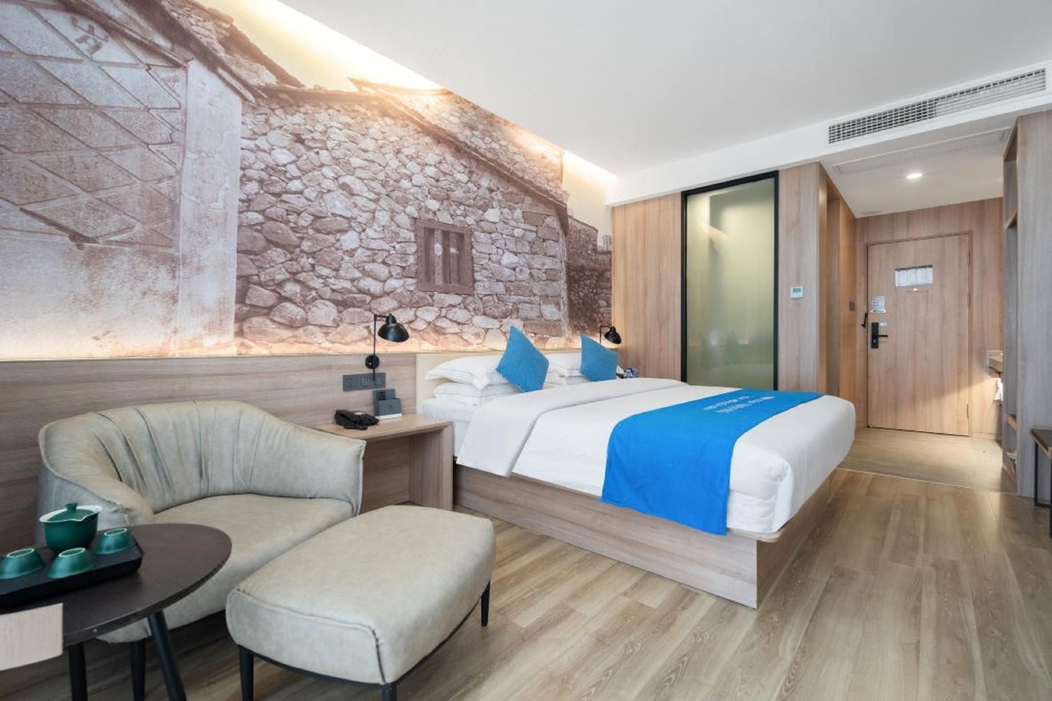 Zero Pressure Queen Room