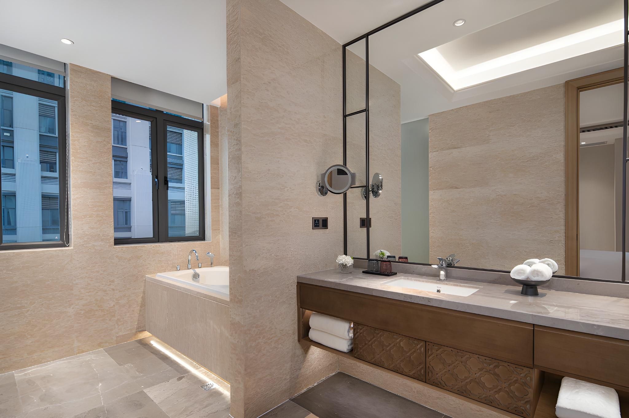 Deluxe Suite with Bathtub
