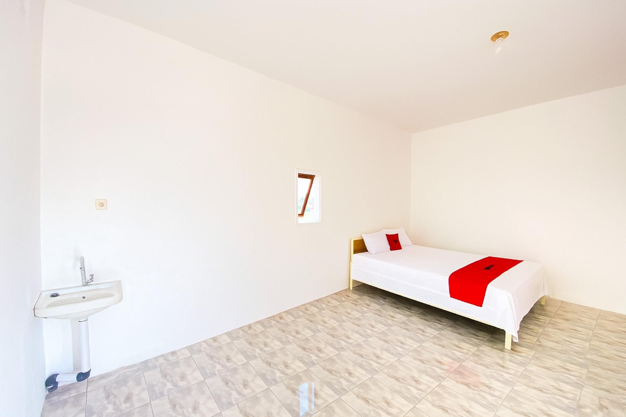 RedDoorz near Terminal Baru Pasuruan Deluxe Room 2