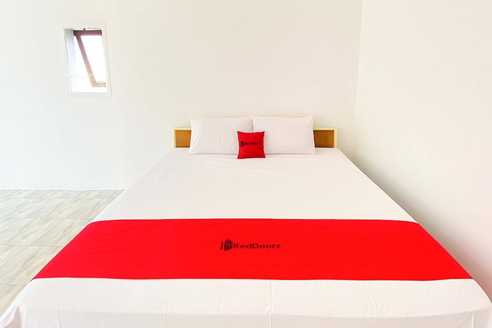RedDoorz near Terminal Baru Pasuruan Deluxe Double Room