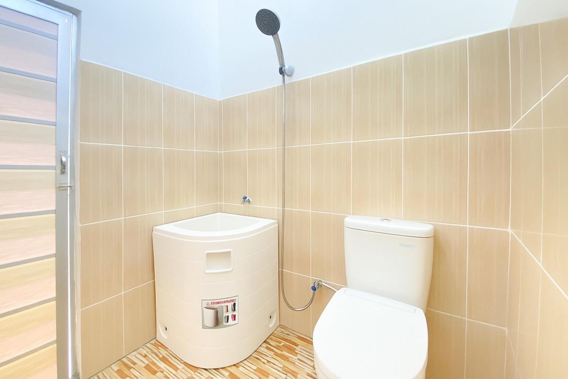 RedDoorz near Terminal Baru Pasuruan Deluxe Double Room 3