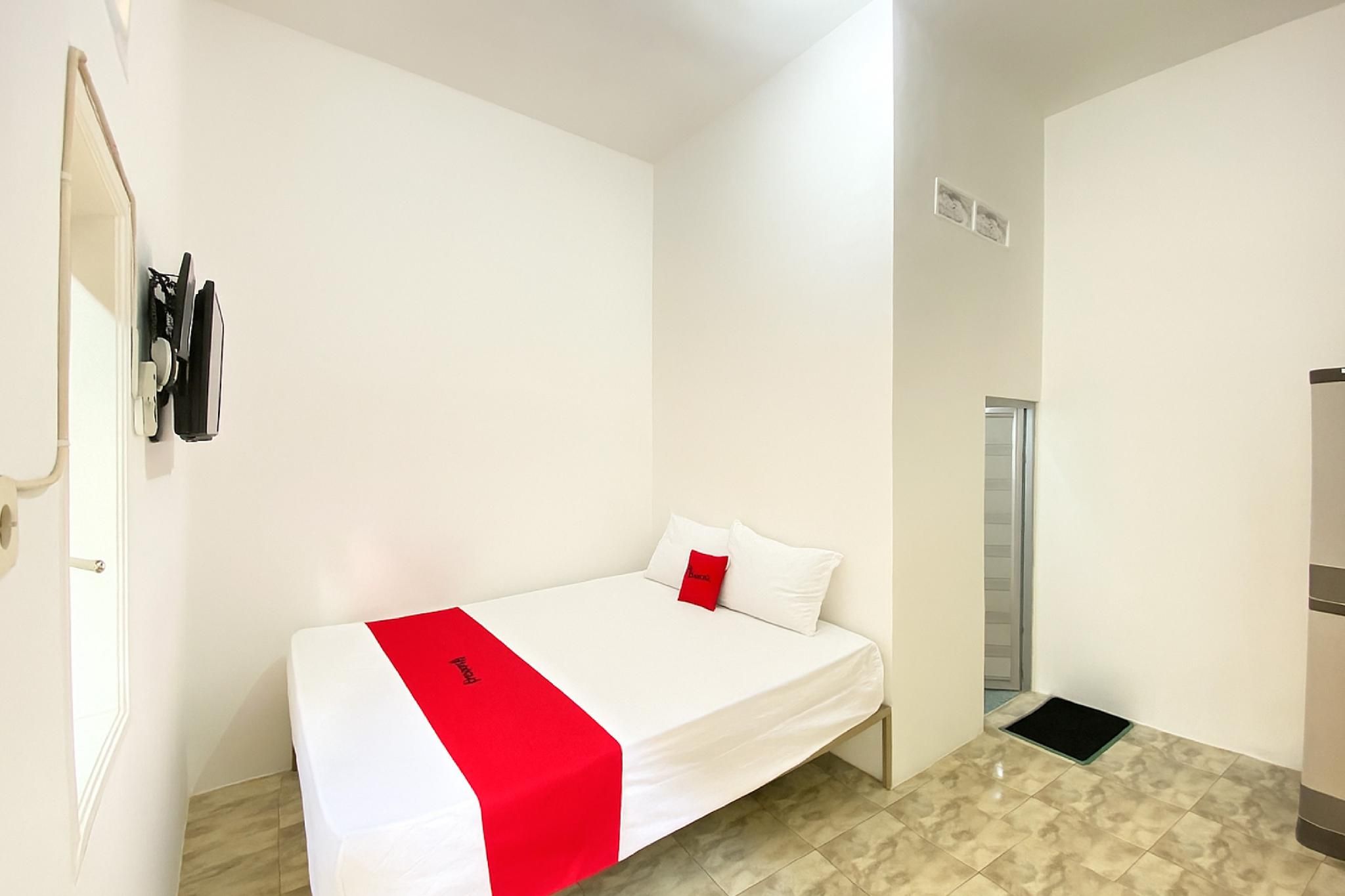 RedDoorz near Terminal Baru Pasuruan Standard Room