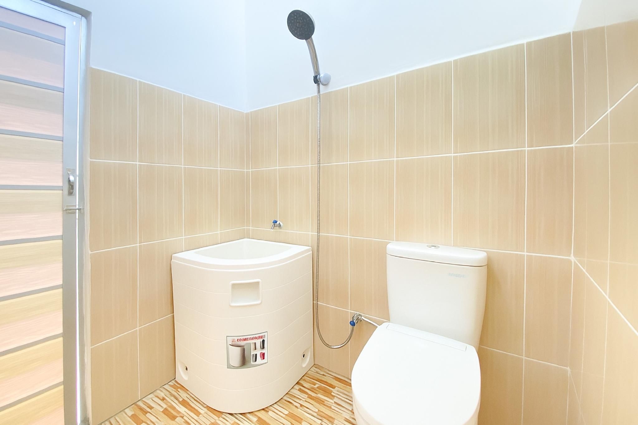 RedDoorz near Terminal Baru Pasuruan Deluxe Room 3