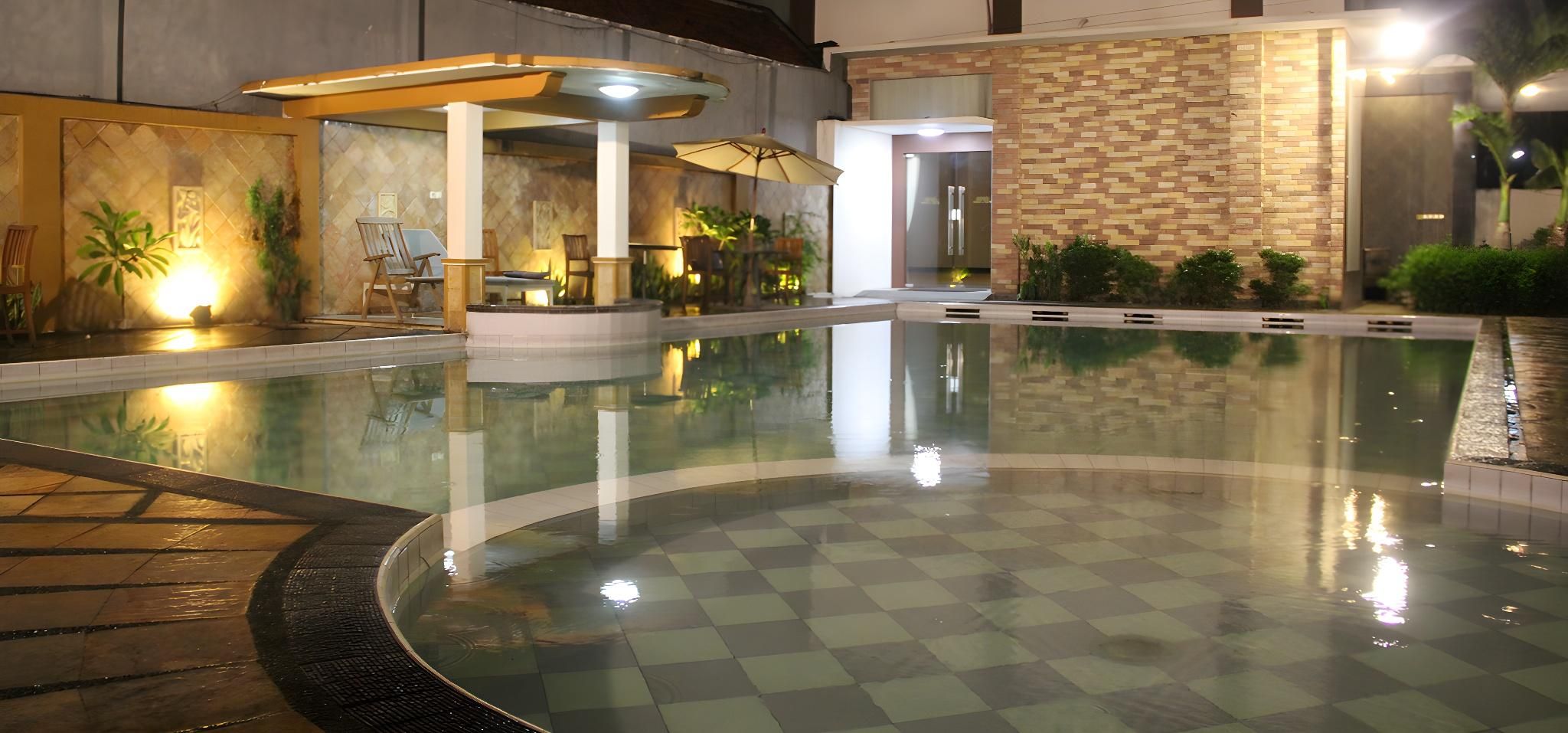 swimming pool [outdoor]