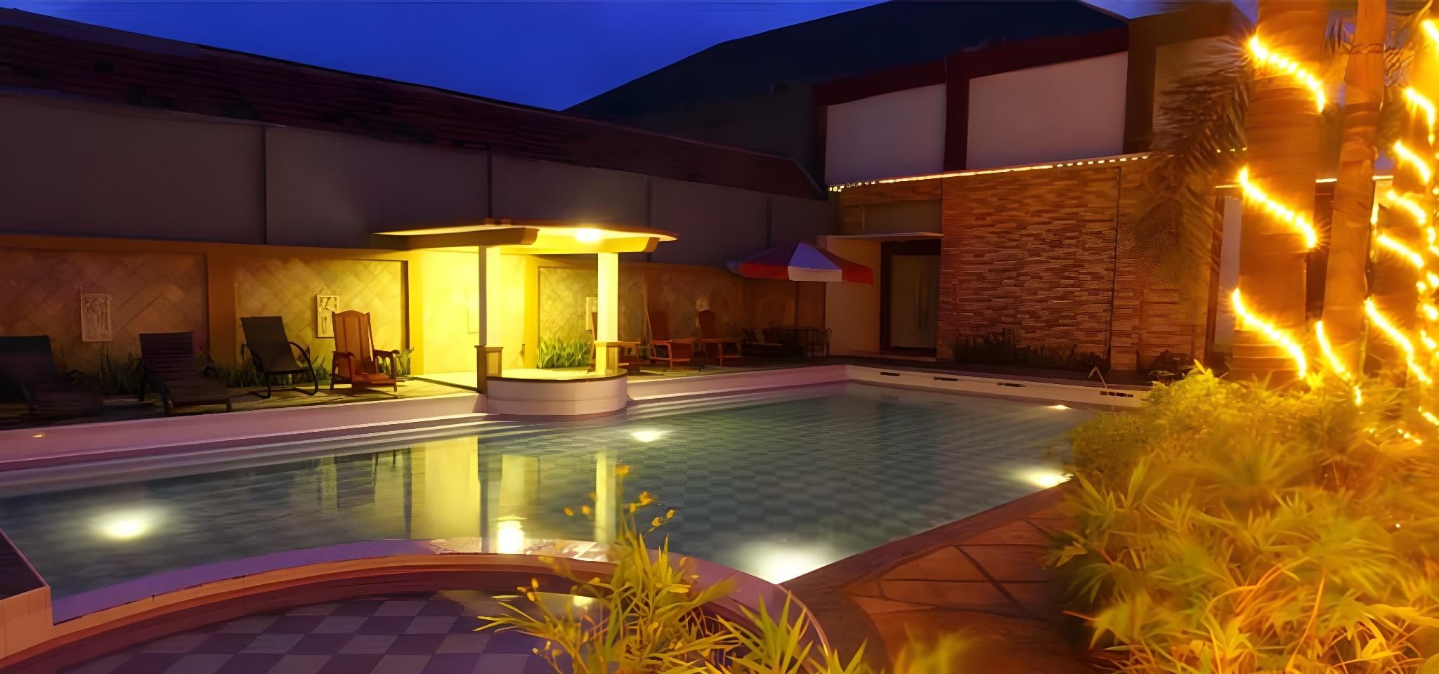 swimming pool [outdoor]