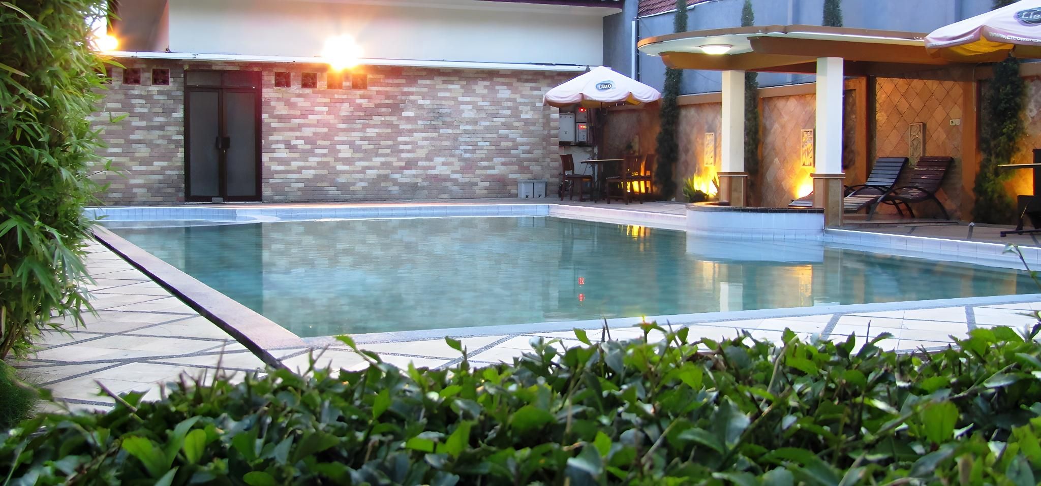 swimming pool [outdoor]