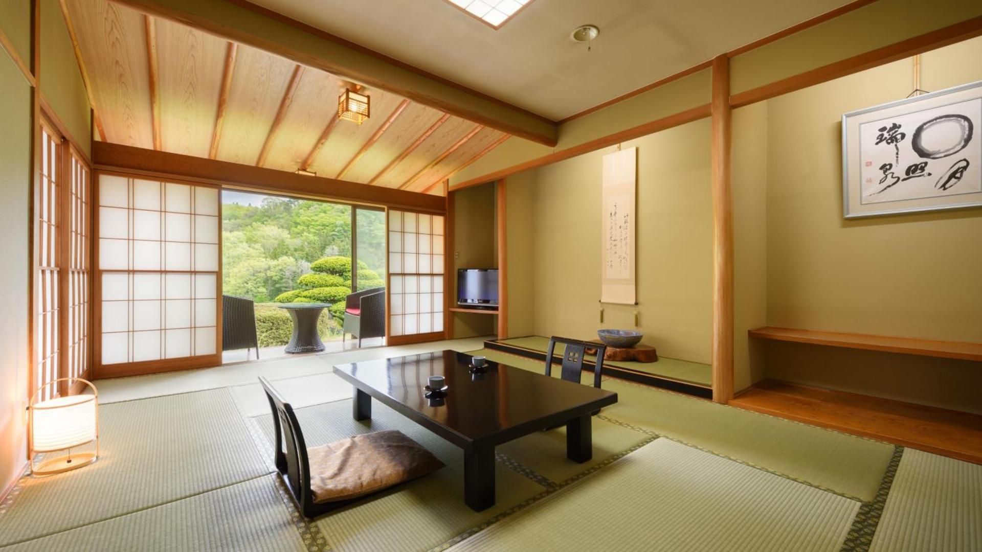 Japanese-Style Family Room with Panorama View