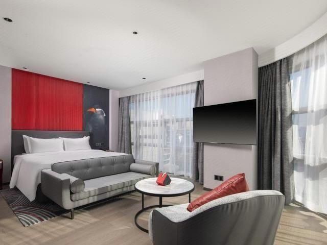 WH - RED Deluxe Studio
