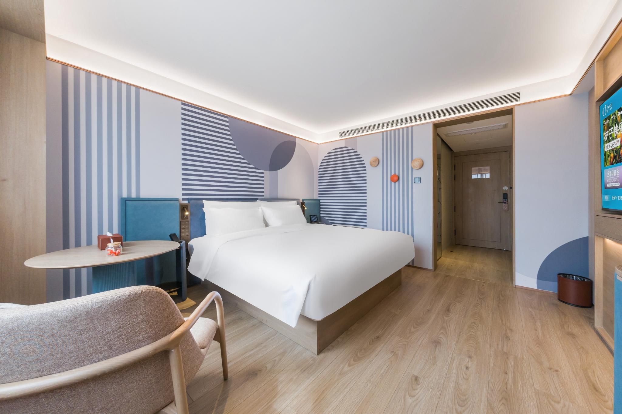 Huazhu - Room With Bed