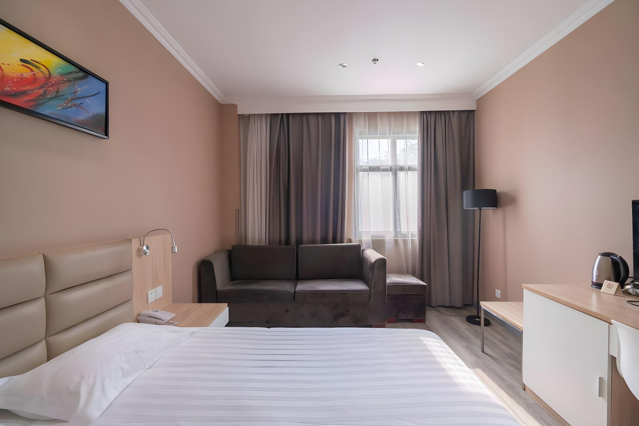 Stand Queen Room