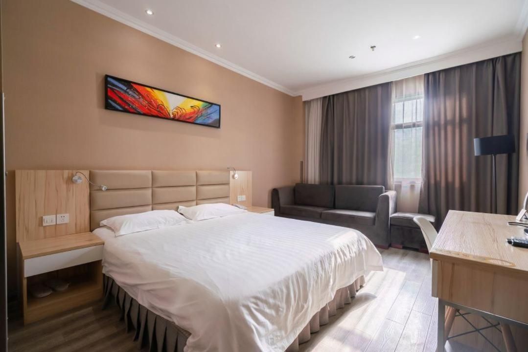 Stand Queen Room