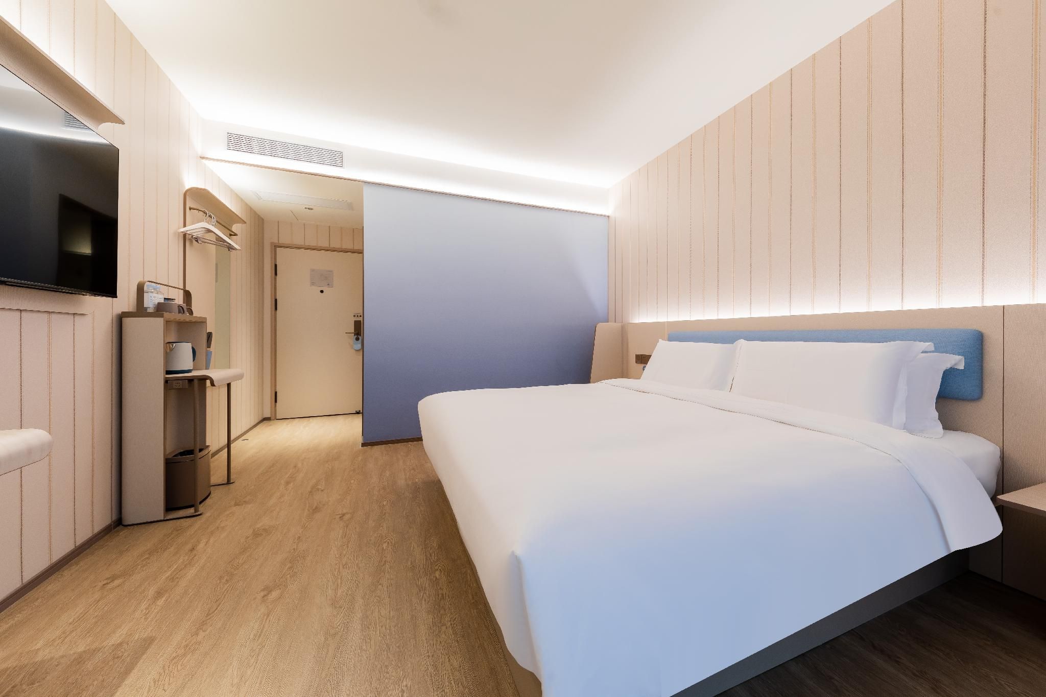 Queen Superior Room