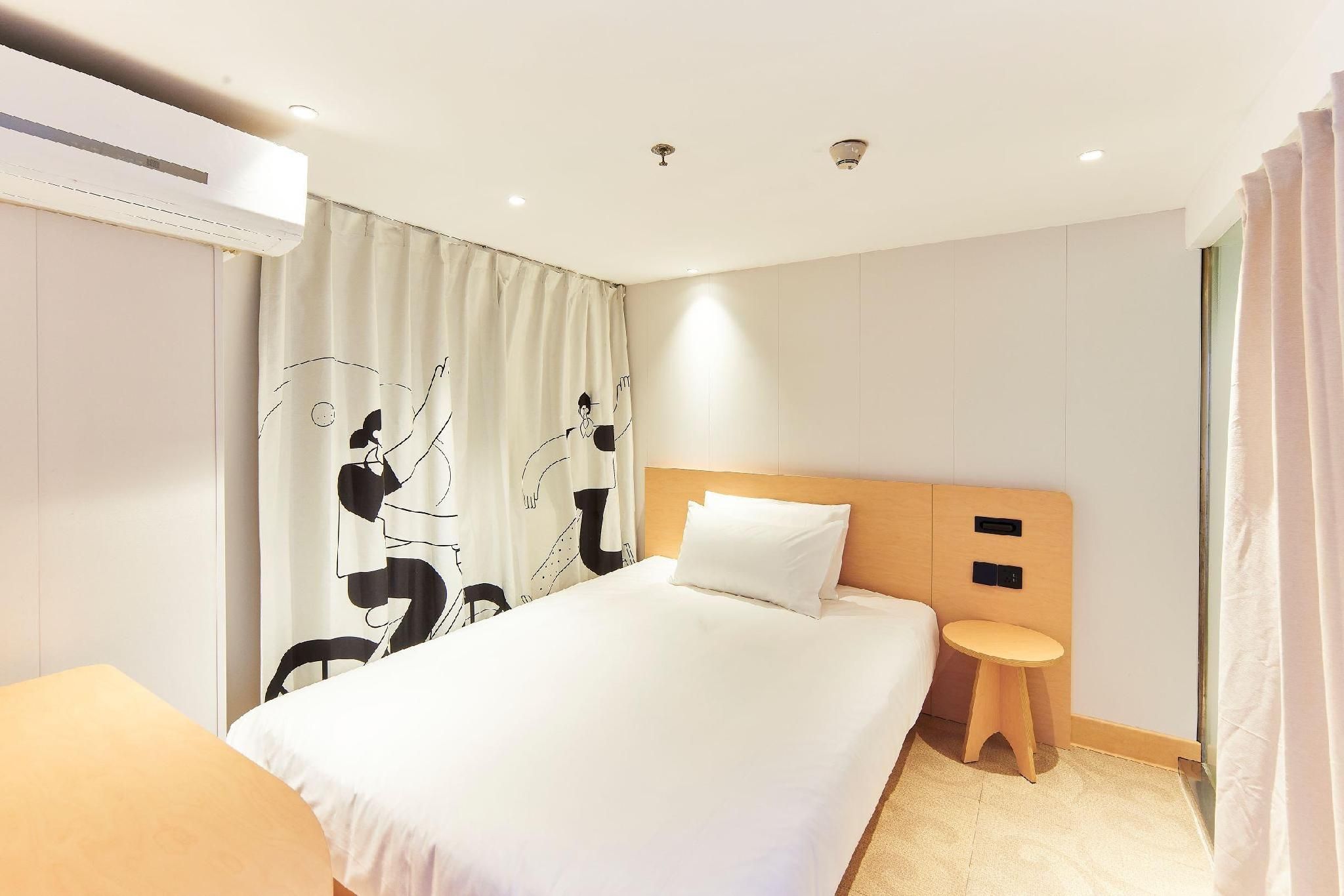 Hotel Queen Room