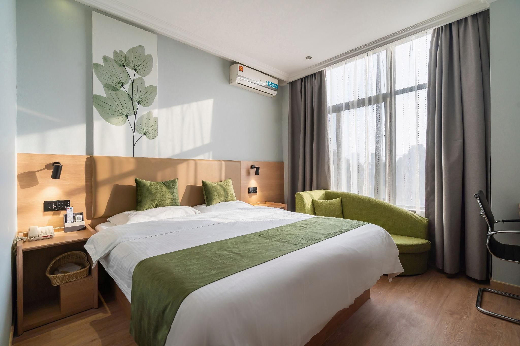 Hotel Queen Room