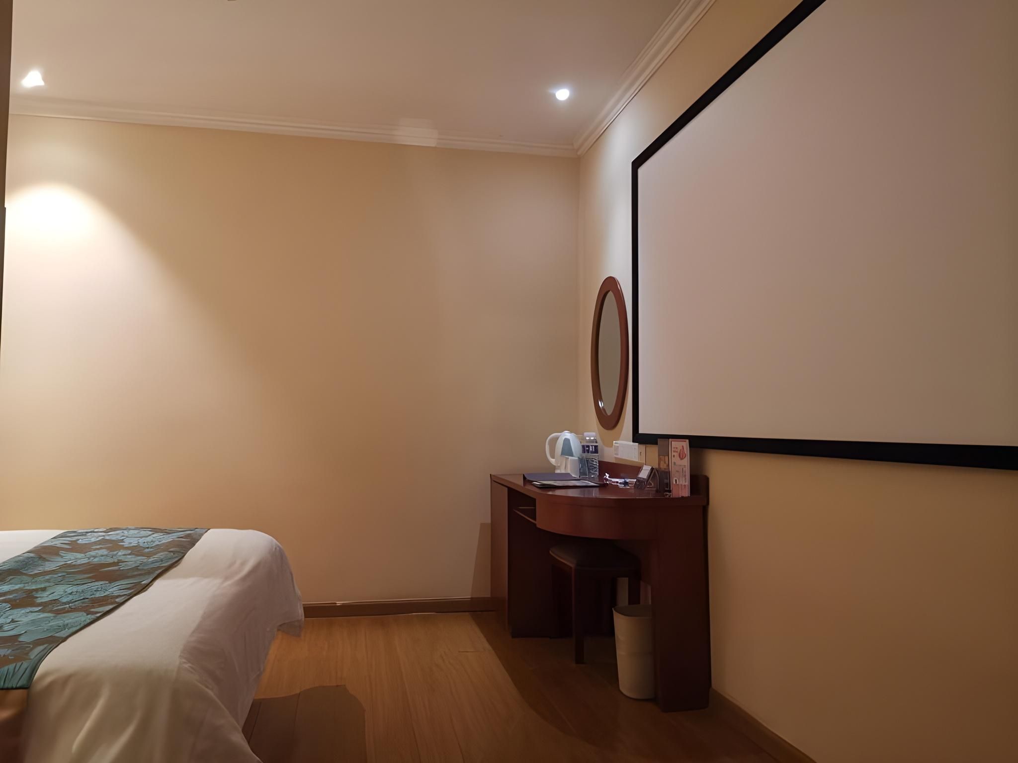 GTI - 1 Bed Guest Room, Cinema