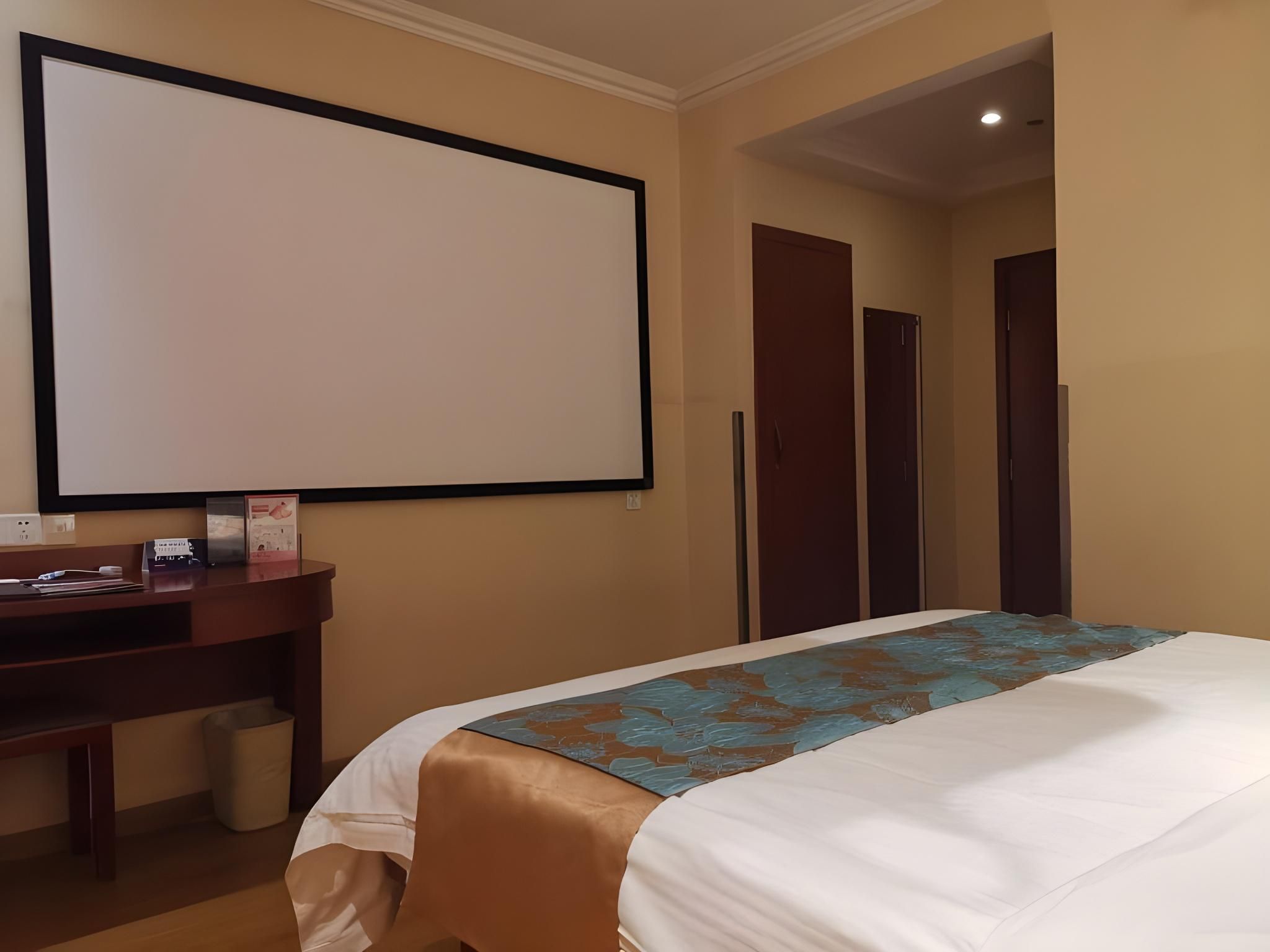 GTI - 1 Bed Guest Room, Cinema
