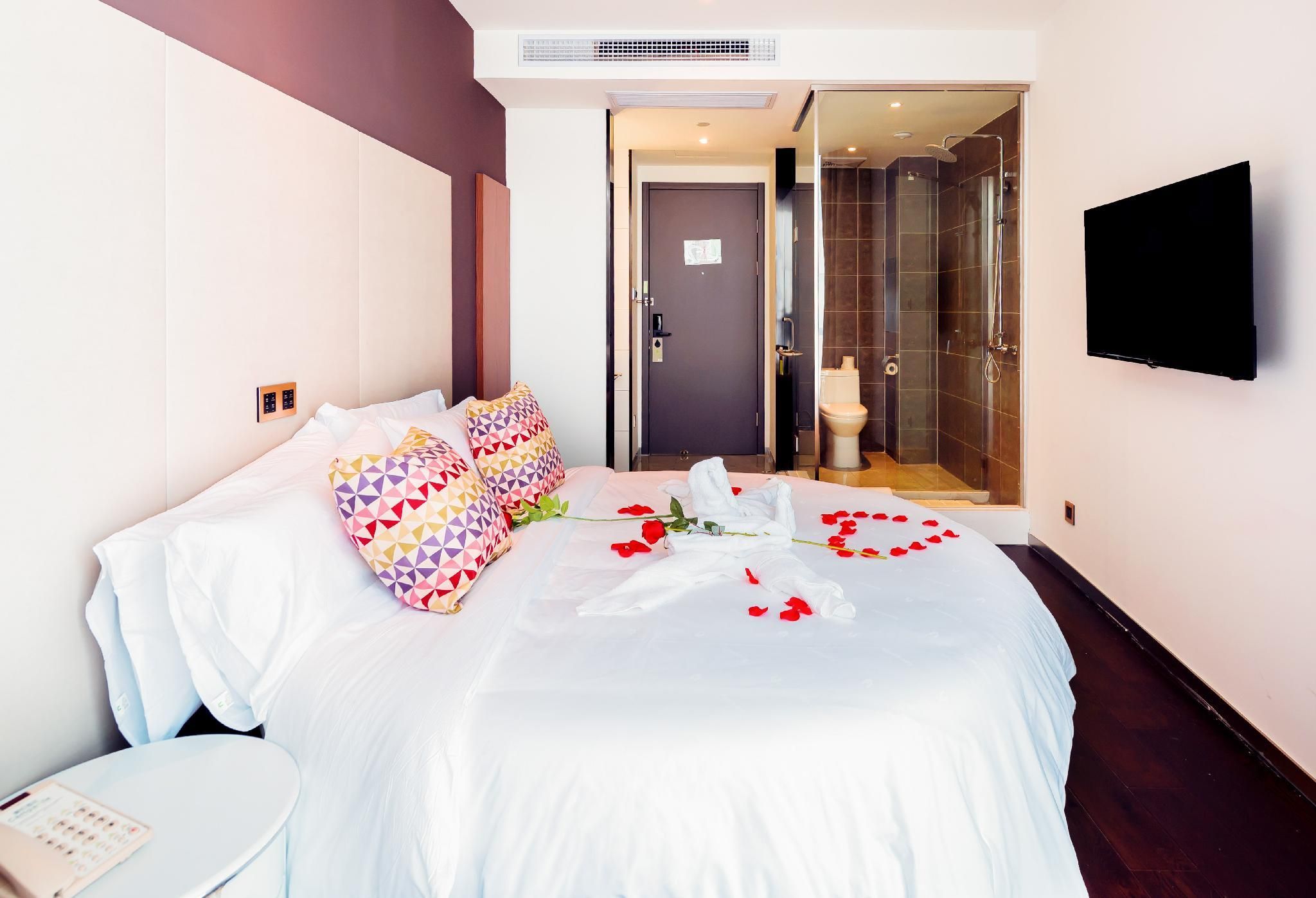 Feature Room - Round Bed
