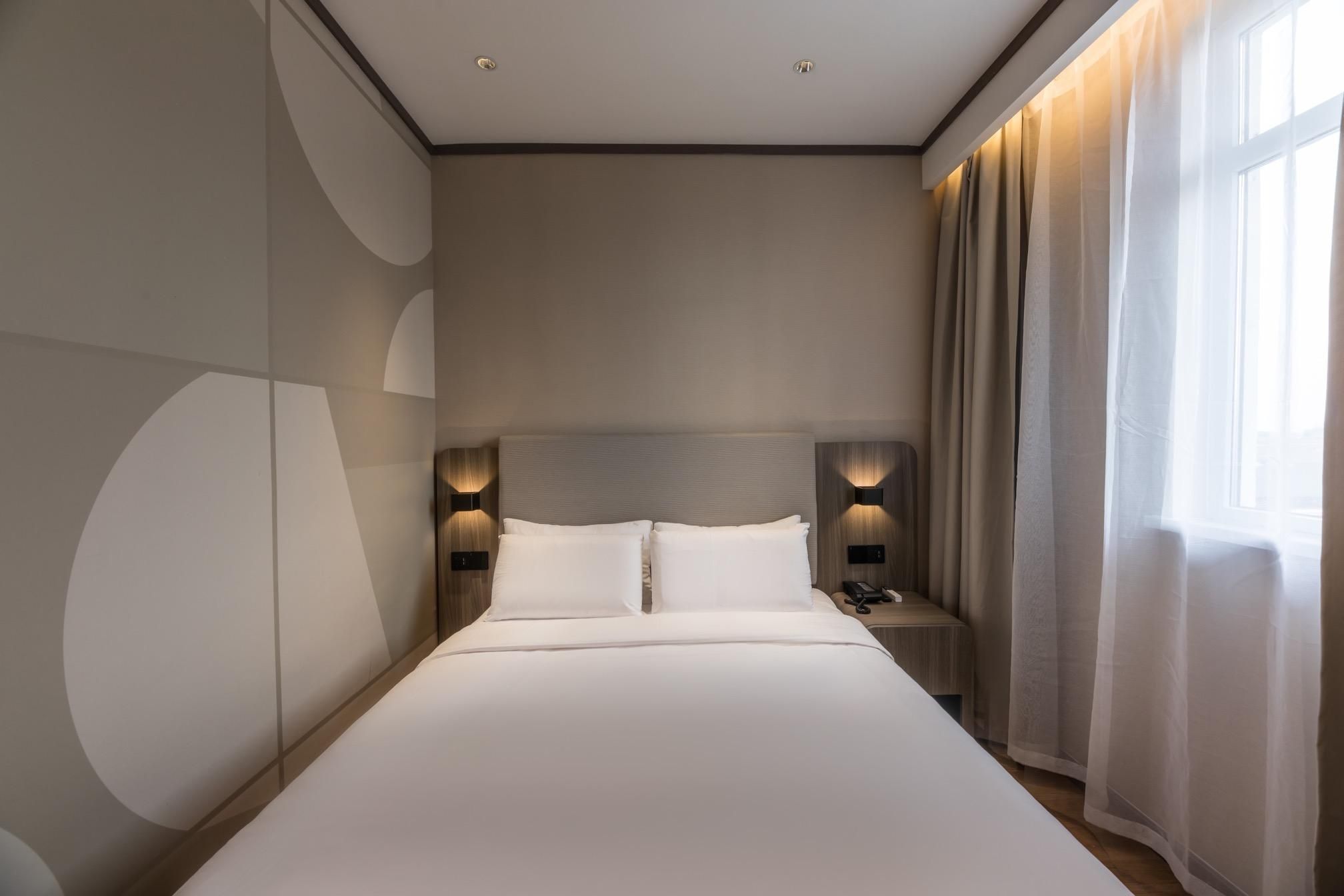 Huazhu - Room With Bed